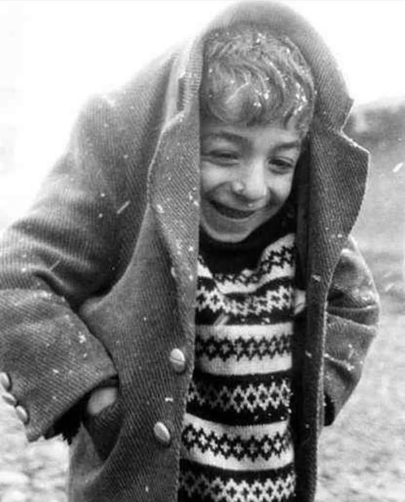 Mutluluk;
Her yer karanlıkken,
İçindeki aydınlığa inanmaktır.

#Günaydın 
#hayirlicumalar #cuma #hayırlısabahlar