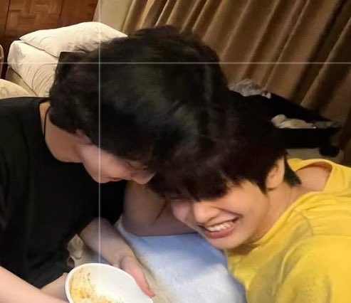ash_myieow's tweet photo. While their friends busy eating, our parents busy dating😌😆😆
#แม็กกี้บาส #maxky_rp
#บาสเด็กอ้วนที่แท้จริง #bbasjtr
#maxkybas #6CODE
#ngernnn #bbver https://t.co/ji7DZIjouV