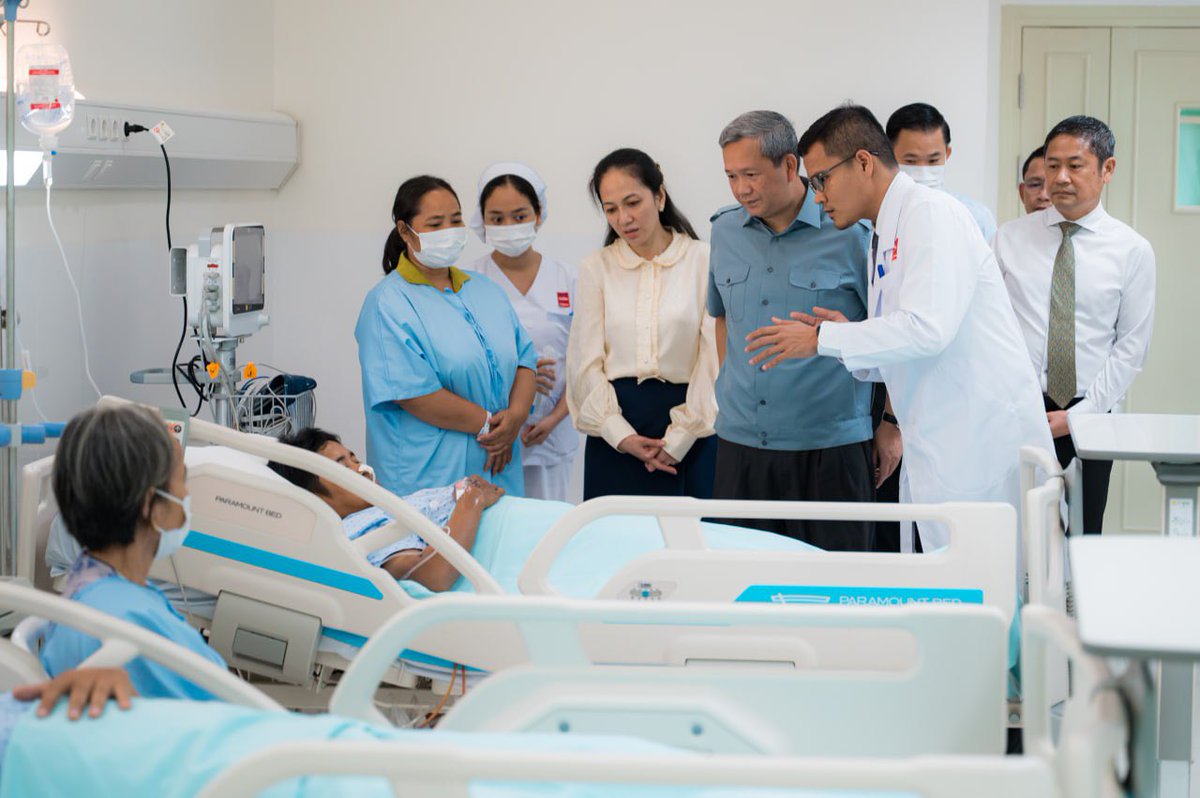 Dr_Hunmanet_PM's tweet photo. ព្រឹកនេះរួមជាមួយភរិយា បានចុះទៅសាកសួរសុខទុក្ខដល់បងប្អូនប្រជាពលរដ្ឋខ្មែរស្លូតត្រង់ ចំនួន៣រូប ដែលបានរងរបួសដោយការបាញ់ប្រហារពីយោធាថៃនៅភូមិព្រៃចាន់ កាលពីថ្ងៃរសៀលថ្ងៃ១២ ខែវិច្ឆិកា ឆ្នាំ២០២៥ ក្រោយពីបានយកមកពិនិត្យ និងព្យាបាលបន្តនៅមន្ទីរពេទ្យកាល់ម៉ែត្រ រាជធានីភ្នំពេញ បន្ទាប់ពីធ្វើការវះកាត់ដោយជោគជ័យសង្គ្រោះជីវិតនៅមន្ទីរពេទ្យខេត្តមិត្តភាពកម្ពុជា-ជប៉ុន មង្គលបុរី ខេត្តបន្ទាយមានជ័យរួចមក។

សូមអរគុណដល់អាជ្ញាធរមូលដ្ឋាន កងកម្លាំងសមត្ថកិច្ចរបស់យើងដែលបានចាត់វិធានការលឿនរហ័សក្នុងការអន្តរាគមន៍ជួយសង្គ្រោះដល់បងប្អូនប្រជាពលរដ្ឋយើង ដែលរស់នៅទីនោះ ជាពិសេសអ្នករបួស ដោយជួយចាត់ចែងដឹកជញ្ជូនមកពិនិត្យ សង្គ្រោះនៅមន្ទីរពេទ្យបានទាន់ពេលវេលា។

ព្រមជាមួយគ្នានេះ ក៏សូមថ្លែងអំណរគុណដល់ក្រុមគ្រូពេទ្យ បុគ្គលិកសុខាភិបាលទាំងអស់នៅមន្ទីរពេទ្យខេត្តមិត្តភាពកម្ពុជា-ជប៉ុន មង្គលបុរី ខេត្តបន្ទាយមានជ័យ ដែលបានយកចិត្តទុកដាក់ធ្វើការវះកាត់ជួយសង្គ្រោះជីវិតបងប្អូនប្រជាជនខ្មែរស្លូតត្រង់របស់យើងទាំង៣រូប ប្រកបដោយជោគជ័យ និងសូមជូនពរដល់បងប្អូនទាំងអស់ដែលកំពុងសម្រាកព្យាបាលឆាប់ជាសះស្បើយ និងរឹងមាំឡើងវិញ។

ឆ្លៀតក្នុងឱកាសនេះ ខ្ញុំក៏សូមចូលរួមរំលែកទុក្ខសារជាថ្មីជូនដល់ក្រុមគ្រួសារសពប្អូនប្រុស ឌី ណៃ ដែលបានទទួលមរណ:ភាពនៅក្នុងឧប្បទ្ទវហេតុនៃការបាញ់ប្រហារនេះ និងសូមវិញាណក្ខន្ធរបស់ប្អូនបានទៅកាន់សុខគតិភពកុំបីឃ្លាងឃ្លៀតឡើយ។

កម្ពុជានៅតែប្រកាន់យកជំហរក្នុងការដោះស្រាយបញ្ហាដោយសន្តិវិធី ព្រោះថាការដោះស្រាយដោយអំពើហឹង្សា ឬប្រើប្រាស់កម្លាំងប្រដាប់អាវុធ គឺមិនផ្តល់ផលប្រយោជន៍ណាមួយ ឬមិនបង្កលក្ខណ:វិជ្ជមានសម្រាប់ការដោះស្រាយបញ្ហា ព្រមទាំងបង្កហានិភ័យគ្រោះថ្នាក់អាយុជីវិត និងទ្រព្យសម្បត្តិរបស់ប្រជាពលរដ្ឋស៊ីវិលស្លូតត្រង់ថែមទៀត។

មន្ទីរពេទ្យកាល់ម៉េត្រ ព្រឹកថ្ងៃសុក្រ ទី១៤ វិច្ឆិកា ២០២៥

#ហ៊ុនម៉ាណែត #Hunmanet #កម្ពុជា #cambodia #សន្តិភាពនៅកម្ពុជា #Peaceincambodia