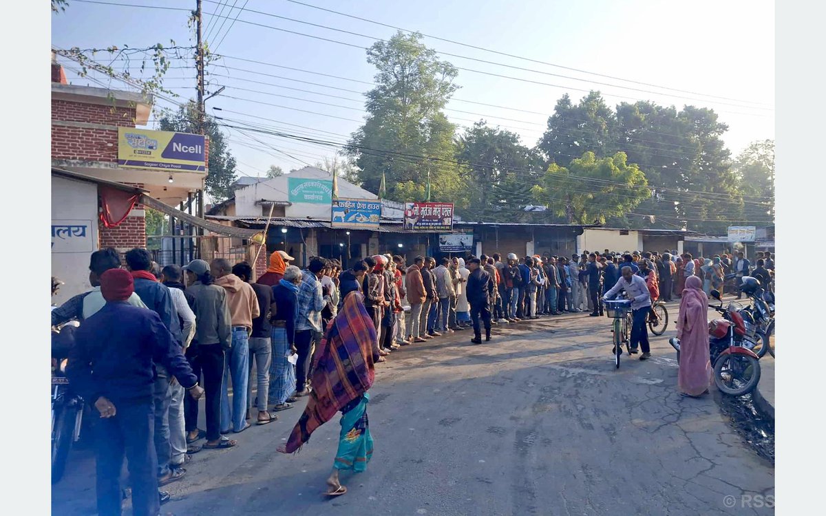 जिल्ला सहकारी सङ्घ, बाँकेमा युरिया तथा डिएपी रासायनिक मलका लागि बिहीबार  लाइनमा बसेका बाँकेका किसान । किसानलाई यतिबेला गहुँ बालीमा छर्नका लागि रासायनिक मल  आवश्यक पर्दछ  । तस्बिरः  युवराज पाण्डे/रासस