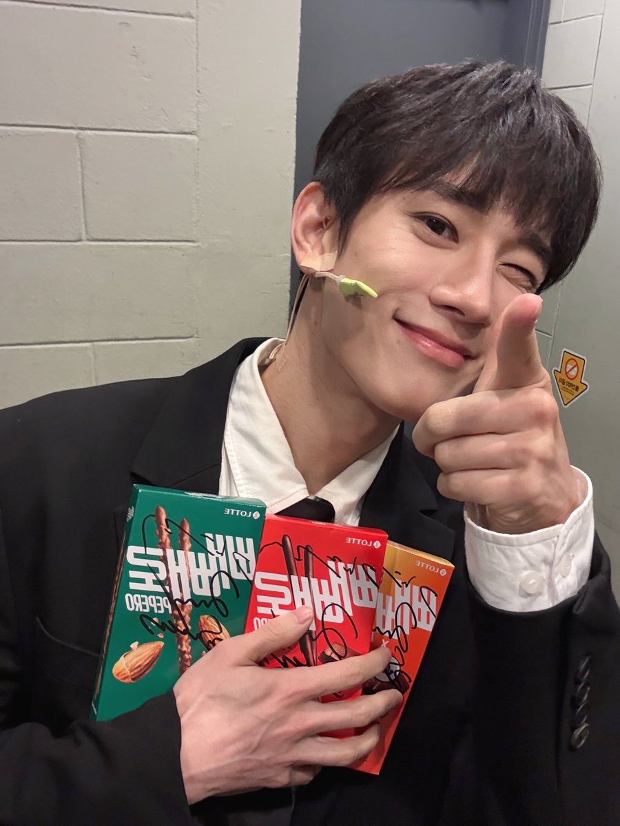 newpro_ostrich's tweet photo. [뮤지컬 #타조소년들]

#김서환 블레이크가 쏜다! 

TOM 1관 로비에서 봐! 🏃🏻
11월 11일 8시 공연 티켓은 갖고 있지?

🤟🏻11월 11일(화) 8시 공연 실물 티켓(I열, M열, O열 대상)을 반드시 지참 부탁드립니다.
🚨금일 4시 공연부터 11월 23일까지 수령 가능

#홍승안 #김서환 #류동휘 #김준식 https://t.co/czgJsYq7iP