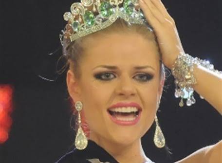 LaGuiaEc_'s tweet photo. #LaGuia La correísta ex miss Ecuador, Claudia Schiess durante el gobierno de correa tenía un sueldo en Gama TV de 18 mil mensuales, además se casó con el correísta que desfalcó el canal (CheVera) atención @UAFE_EC https://t.co/mpmrdDNW0S