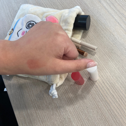 UIQOFFICIAL's tweet image. 부끄럽지만……
윸지기의 꼬질한 파우치 공개합니다(☍ω⁰)

진짜 매일매일 사용하는 것들이라
요렇게 꼬질꼬질하지만은 눈감아주실거죠..?

요즘 틴트나 립스틱 대신에
#유이크립밤 바르는 것에 폭 빠졌답니다!!

특히 #로지 컬러가 최애라네요🩷
갈라진 입술에도 매끈하게 올라가구요
각질도 잘