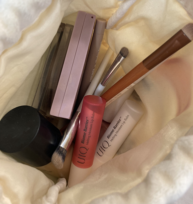 UIQOFFICIAL's tweet image. 부끄럽지만……
윸지기의 꼬질한 파우치 공개합니다(☍ω⁰)

진짜 매일매일 사용하는 것들이라
요렇게 꼬질꼬질하지만은 눈감아주실거죠..?

요즘 틴트나 립스틱 대신에
#유이크립밤 바르는 것에 폭 빠졌답니다!!

특히 #로지 컬러가 최애라네요🩷
갈라진 입술에도 매끈하게 올라가구요
각질도 잘