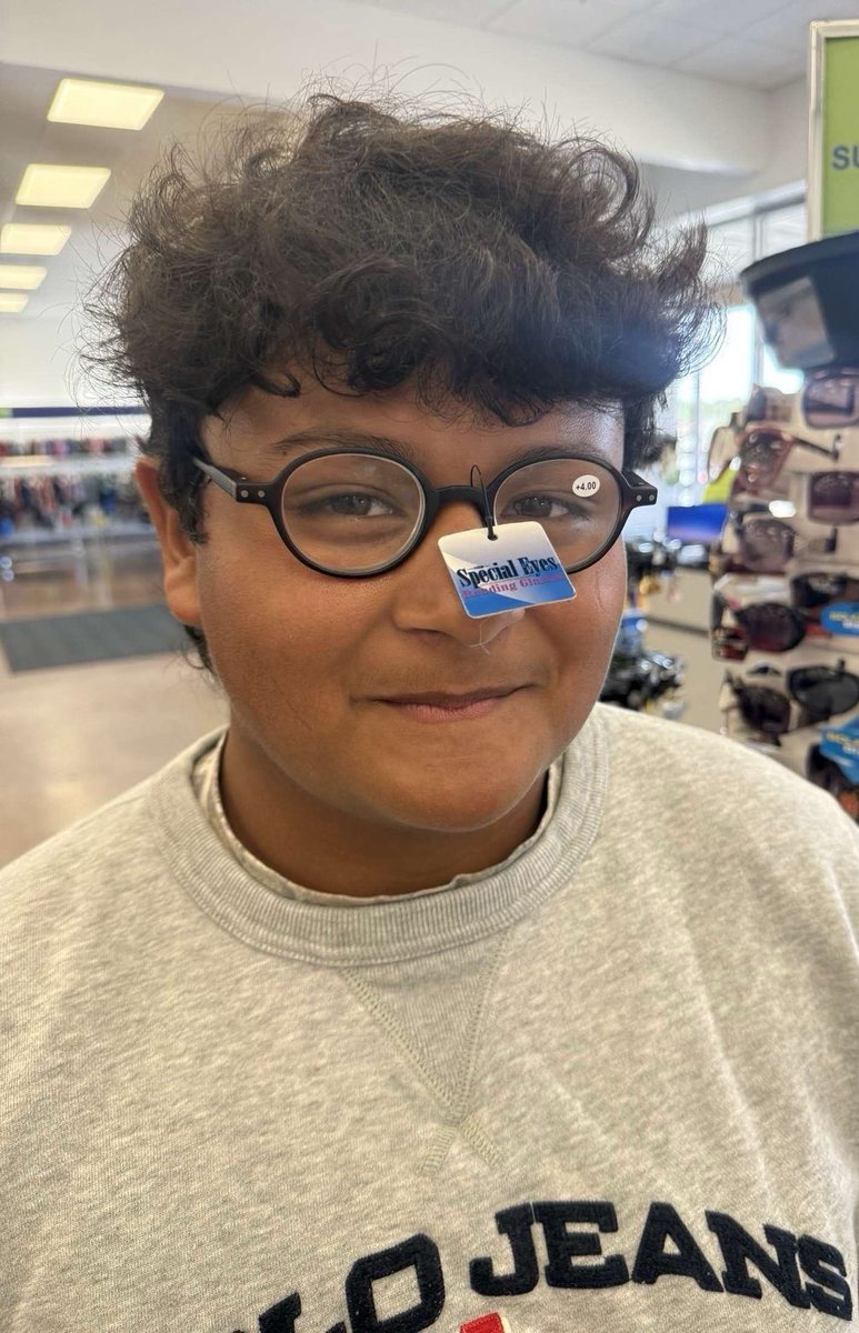 WhitneyBla88933's tweet photo. For world kindness day my friend brandon really wanted these funny looking glasses when we were at the store, Do i bought them for him. #VPHSkindness @vphsleadership https://t.co/uUKbWiu1SX