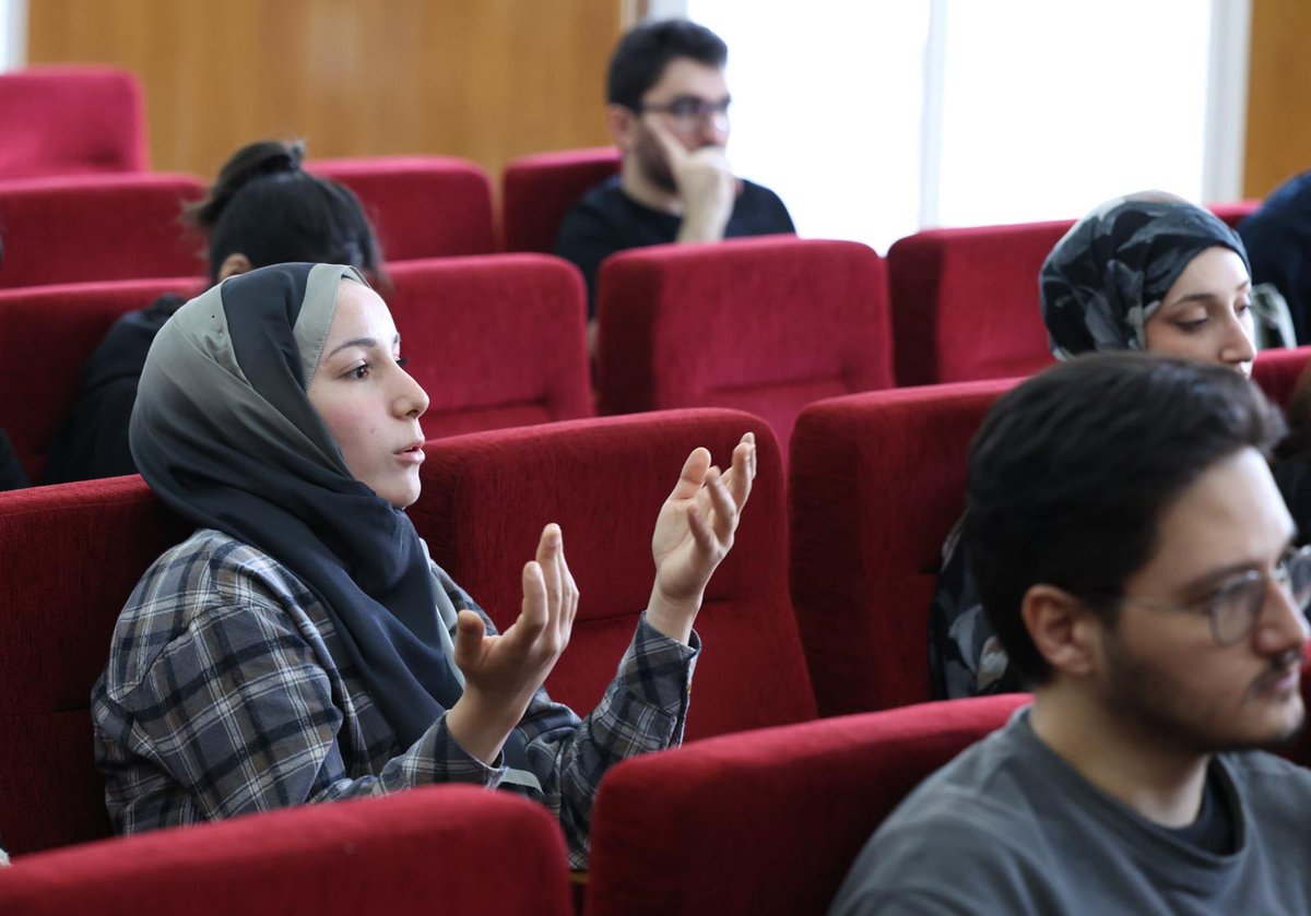 acmakas's tweet image. AÜ Hukuk Fakültesi öğrencileriyle dün güzel bir buluşma gerçekleştirdik.
Ombudsmanlık Topluluğu’nun davetiyle yaptığım sunumda “Ombudsman nedir, ne değildir?” sorusunu tarihsel, anayasal ve pratik yönleriyle ele aldık.
Soru ve katkılarla konu daha da zenginleşti.
Teşekkürler. 👏🏼