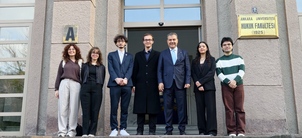 acmakas's tweet image. AÜ Hukuk Fakültesi öğrencileriyle dün güzel bir buluşma gerçekleştirdik.
Ombudsmanlık Topluluğu’nun davetiyle yaptığım sunumda “Ombudsman nedir, ne değildir?” sorusunu tarihsel, anayasal ve pratik yönleriyle ele aldık.
Soru ve katkılarla konu daha da zenginleşti.
Teşekkürler. 👏🏼