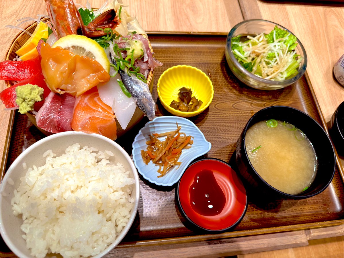 5sffD's tweet photo. お疲れ様です👔

出張メシ✨刺身定食
メニュー見たら思わず発注✨
お腹下しているけど大丈夫かな💦

今日もきっとイイ一日になる✨🍀 https://t.co/MAZwiCclZY