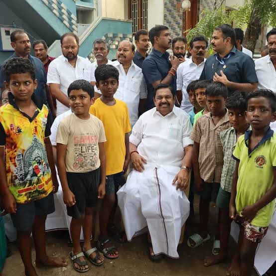 satyenaiadmk's tweet image. மழலை மொழி பேசும் மாணிக்கங்களே,
மகிழ்ச்சியின் அர்த்தத்தை உணர்த்தும் ஓவியங்களே!
உங்களின் கரம் கோர்த்து, 
உங்களின் எதிர்காலத்தினை ஒளிமயமான பாதையில் உரிய பாதுகாப்புடன் அழைத்து செல்ல,
உங்களின் வளர்ச்சியால் தமிழ்நாடும் வளர்ச்சியடைய,
புரட்சித்தமிழர் அண்ணன் @epstamilnadu அவர்கள்…