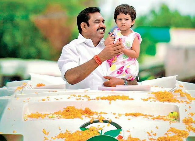 satyenaiadmk's tweet image. மழலை மொழி பேசும் மாணிக்கங்களே,
மகிழ்ச்சியின் அர்த்தத்தை உணர்த்தும் ஓவியங்களே!
உங்களின் கரம் கோர்த்து, 
உங்களின் எதிர்காலத்தினை ஒளிமயமான பாதையில் உரிய பாதுகாப்புடன் அழைத்து செல்ல,
உங்களின் வளர்ச்சியால் தமிழ்நாடும் வளர்ச்சியடைய,
புரட்சித்தமிழர் அண்ணன் @epstamilnadu அவர்கள்…