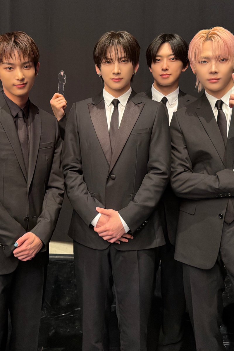 이분 배 엄청 내밀고 있음