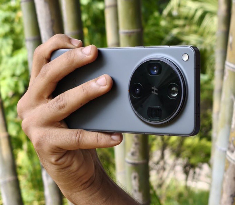 Cartidise's tweet image. Now that 2025 is almost wrapped up, here is my best and bust list for the year.

Best Smartphone Of 2025: OPPO Find X8 Ultra

Bust Of The Year 2025: iPhone 16e/ Pixel 10

Share yours!