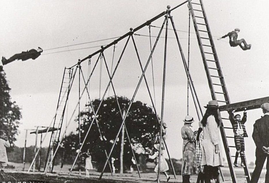 ANitpicker's tweet image. ２０世紀頭の遊具が超ワイルド。＃赤毛のアン　アンは命令ごっこでジョーシー・パイに唆され屋根を歩いて落ちて怪我しますが、もしこんな遊具がアヴォンリーにあったらとんでもないことになってそう。右上は子どもが落ちたのかブランコにつかまってるのか・・・？100年前の写真なのにおばちゃん心配。