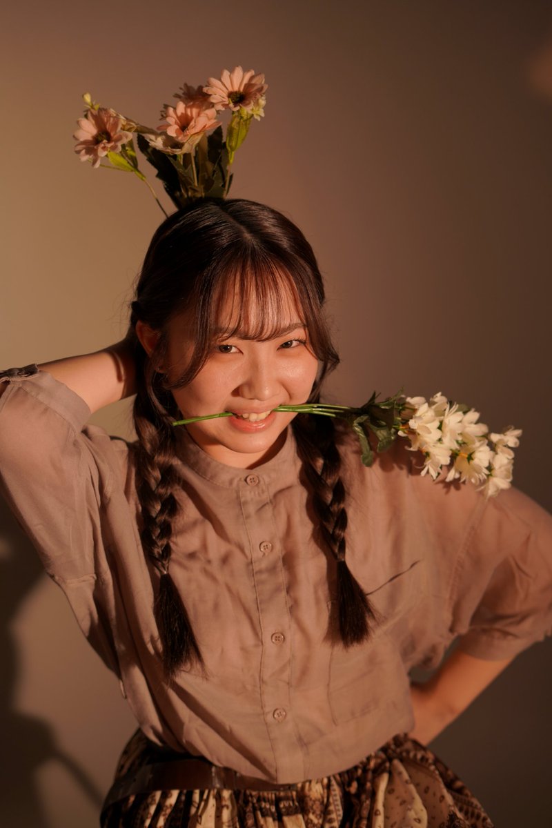 36th_engeki's tweet photo. 3枚目、私の頭から花がのぞいていますね^^🌸
この作品も花咲く舞台になりますように。

【予約フォーム】
https://t.co/bta6xzZRSv

#近畿大学 #舞台芸術専攻 #演劇 #夜明けは静かだ https://t.co/S6fnpkGPQ9