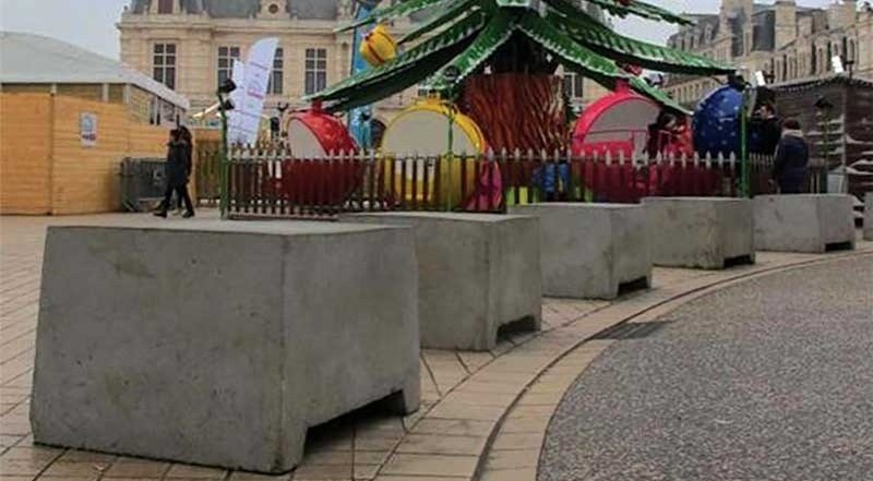 Geronimuslll's tweet image. L’islamophobie est tellement énorme en France qu’on est obligés de mettre des blocs de bétons anti voiture-bélier devant toutes les mosquées !

Ah non, pardon, c’est pour marchés de Noël