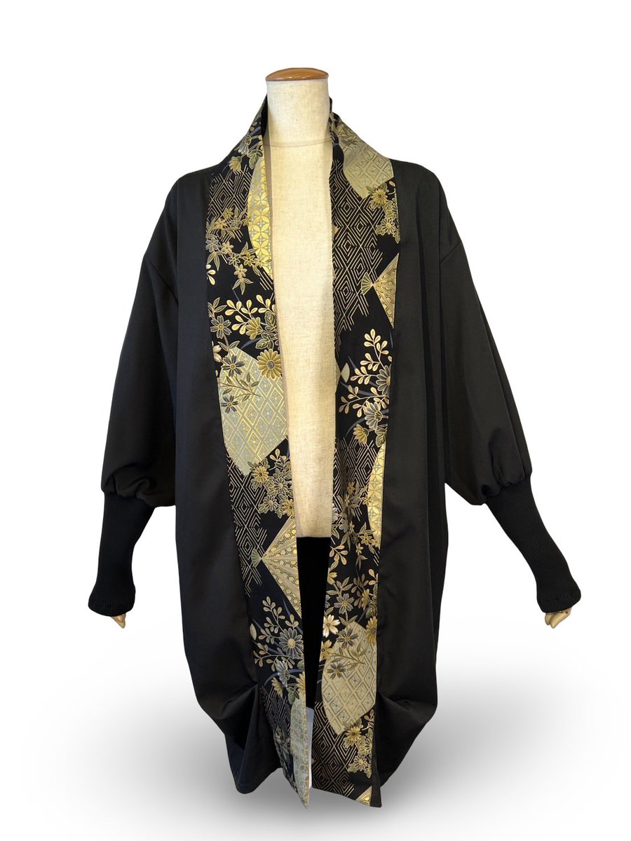 漆黒の中に菱形と菊、桜と吉祥紋様が入った扇子が舞飛ぶ、まるで留袖の