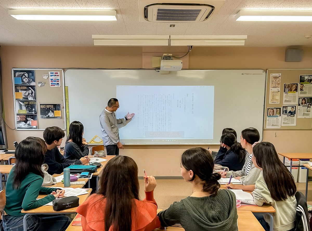 #TOKYODAIGAKU の学生が #LFITOKYO を訪問 🇯🇵🇫🇷

阿部浩司教諭（日本語）とオリヴィエ・ルオー教諭（スペイン語）の引率で来校し、フランス語授業の参観やキャンパスツアー、生徒とのQ&amp;Aを通して、フランス語が世界へのパスポートであることを実感しました 🌍✨

<a href="/aefeinfo/">AEFE</a> <a href="/ambafrancejp/">La France au Japon🇫🇷🇪🇺</a> @fltfapee