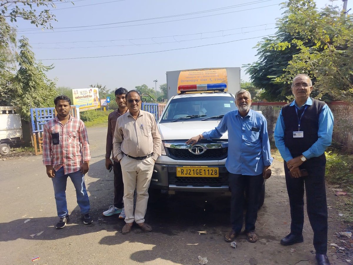 संयुक्त निदेशक बांसवाड़ा द्वारा मोबाइल वेटनरी यूनिट का इंस्पेक्शन किया गया

#mvuसेवा #1962हेल्पलाइन #पशुपालनविभाग #animalcare #राजस्थानसरकार