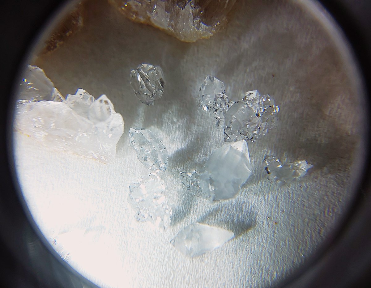 2枚目の割った時に飛び散った小さい結晶も一部回収 飾ります 