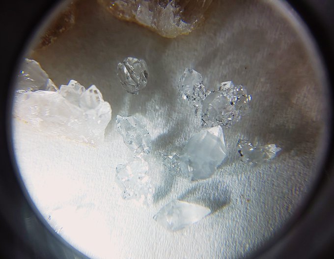 2枚目の割った時に飛び散った小さい結晶も一部回収 飾ります 