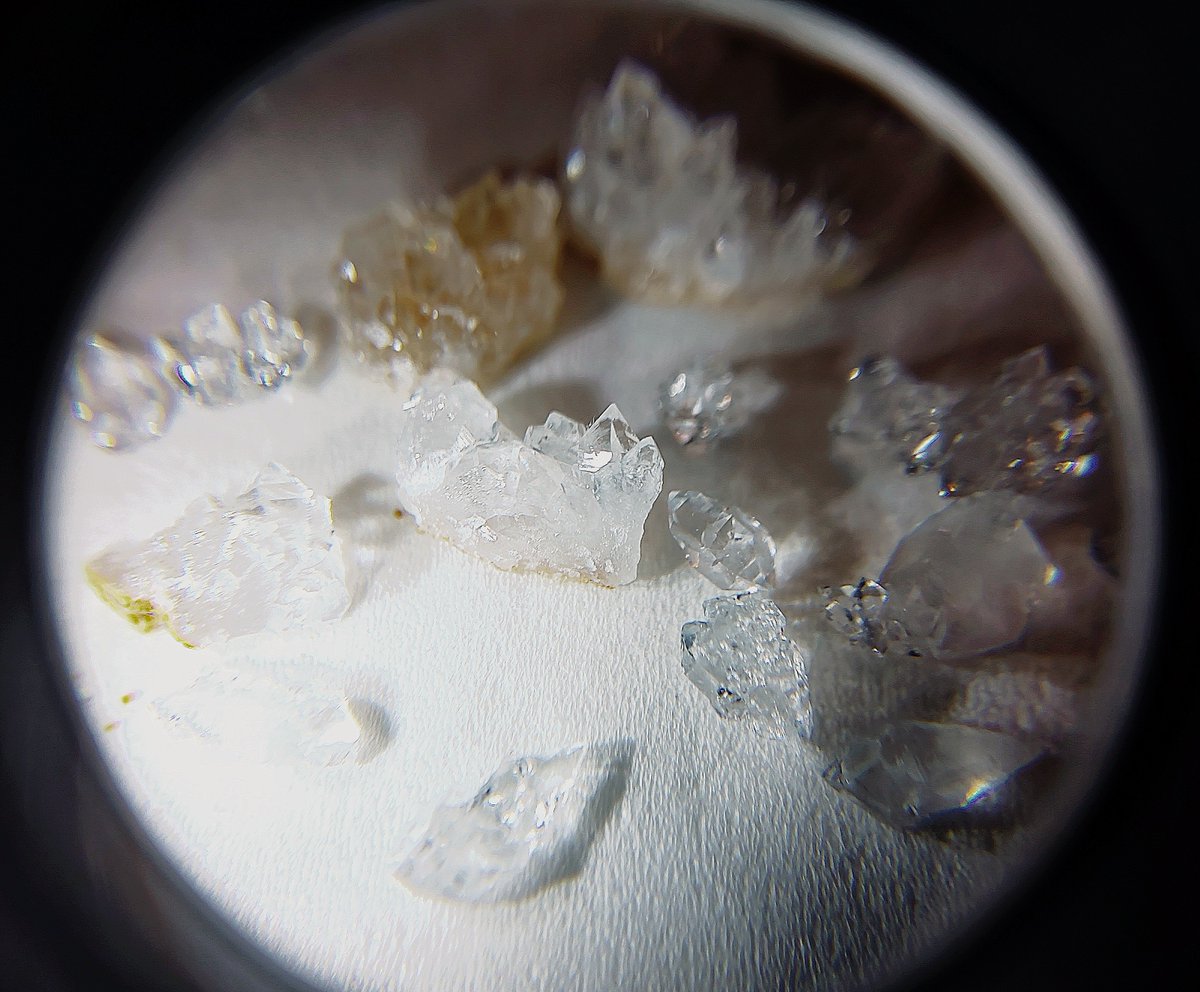 2枚目の割った時に飛び散った小さい結晶も一部回収 飾ります 