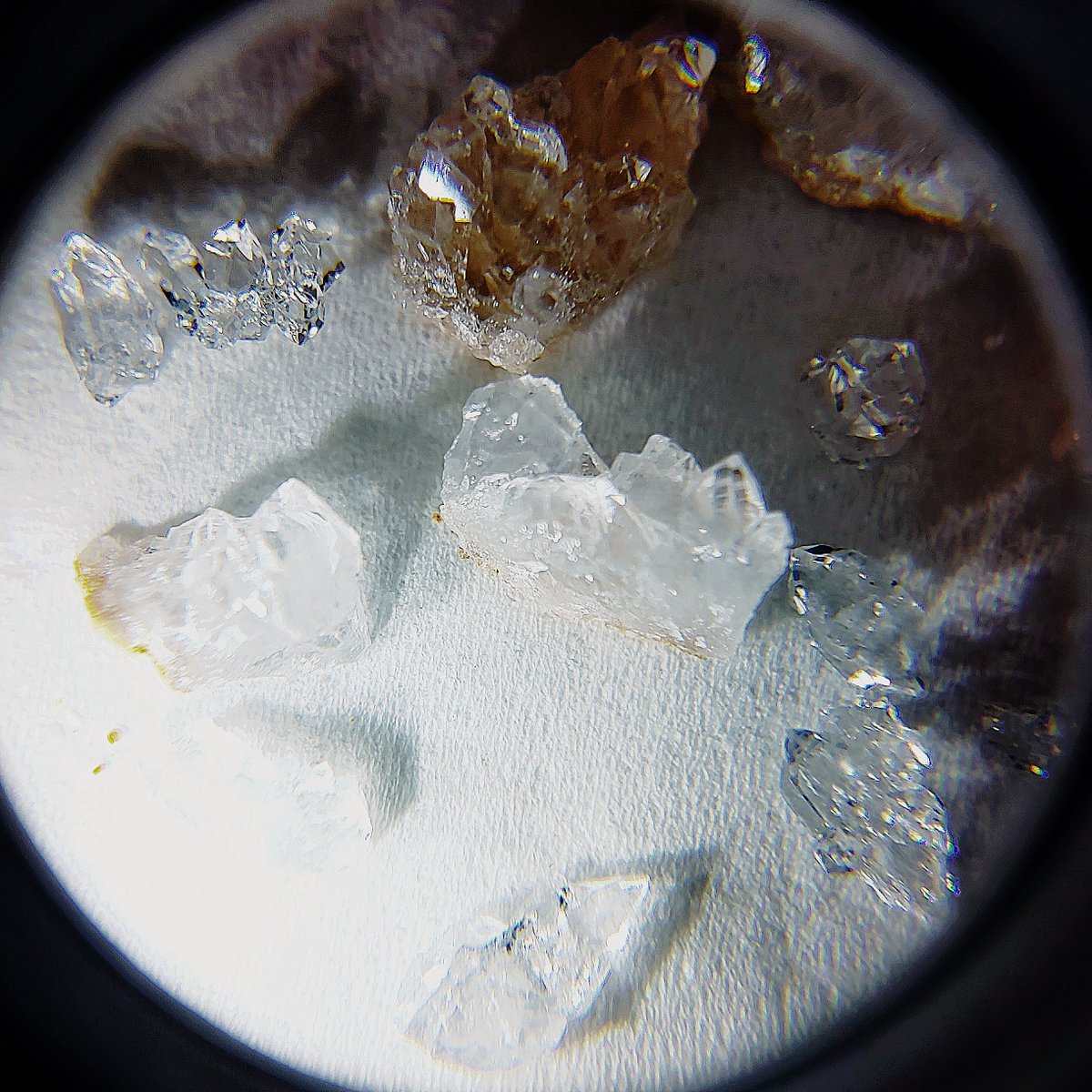 2枚目の割った時に飛び散った小さい結晶も一部回収 飾ります 