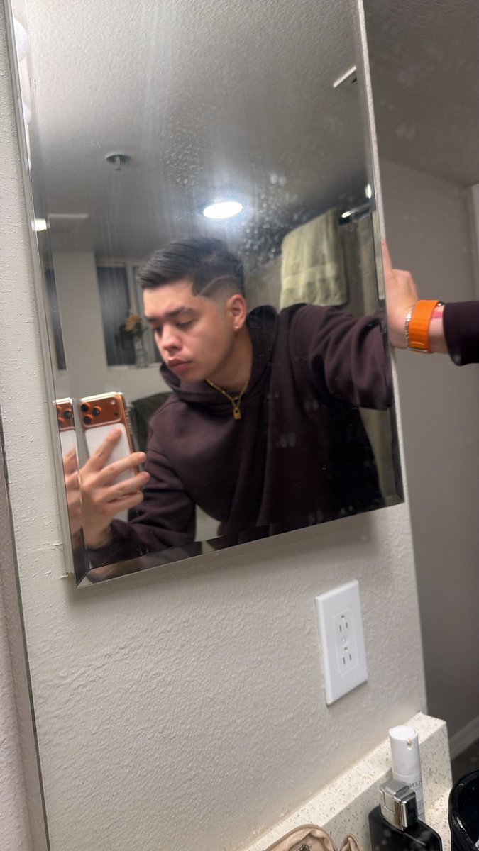 hapacaca's tweet image. my barber 🫂