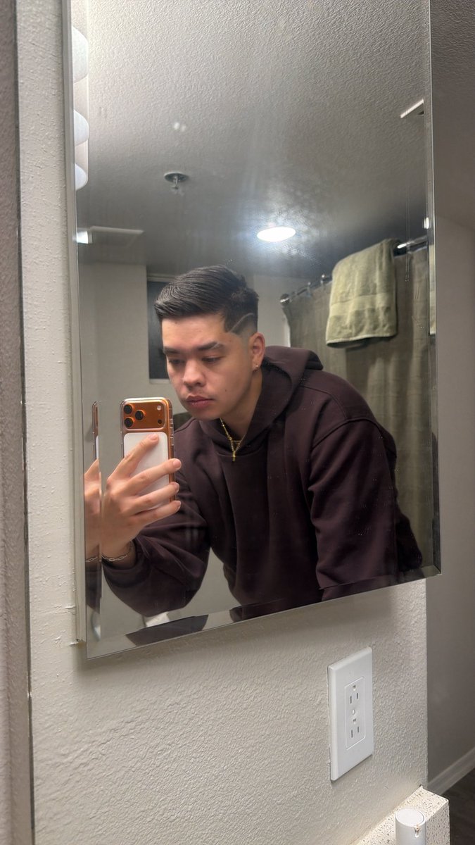 hapacaca's tweet image. my barber 🫂