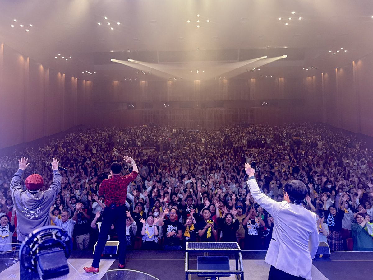 kin_drums's tweet photo. スカパラ、鹿児島・宝山ホール公演。ずっとテンション上がりっぱなしの一体感！！世代を超えて明るさ満載のお客さん❤️皆んなが僕らを操作して奏でさせてる、そんな気分になったよ🎵最高の夜をありがとう😊今朝センテラスで撮影した桜島の様子をどうぞ〜✨✨
(Band photo by 仁礼博)
#スカパラよんなな https://t.co/zoZmSEZDxr