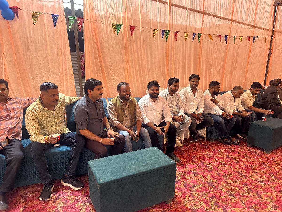 मेरे प्रिये छोटे भाई हर परिस्थिति में सदैव मेरे साथ खड़े रहने वाले राघवेंद्र प्रताप सिंह विकी कुमारगंज के पैतृक गाँव पहली भगाही विधानसभा क्षेत्र मनकापुर जनपद गोडा़ में पहुँच कर  श्री मतभागवत कथा के उपरांत अयोजित भंडारे में शामिल हुआ।।