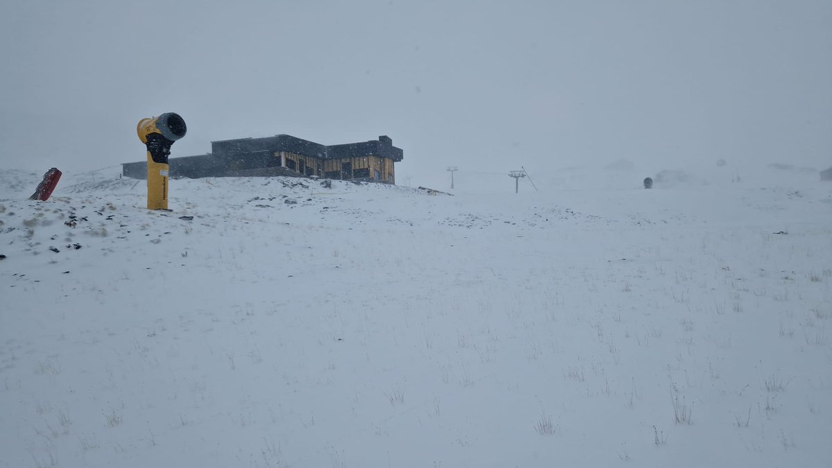Así amanece hoy #SierraNevada.

Las primeras nieves ya comienzan a vestir de blanco nuestra <a href="/websierranevada/">Sierra Nevada</a>.
