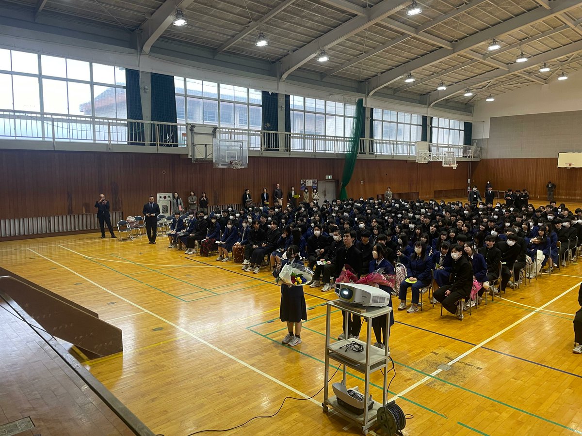 AmbRaetchi's tweet image. 千葉県立磯辺高等学校にて、650名を超える生徒・教員の皆さまが、在日ルーマニア大使館チームによる、EUおよびルーマニアのプレゼンを実施させていただきました。…