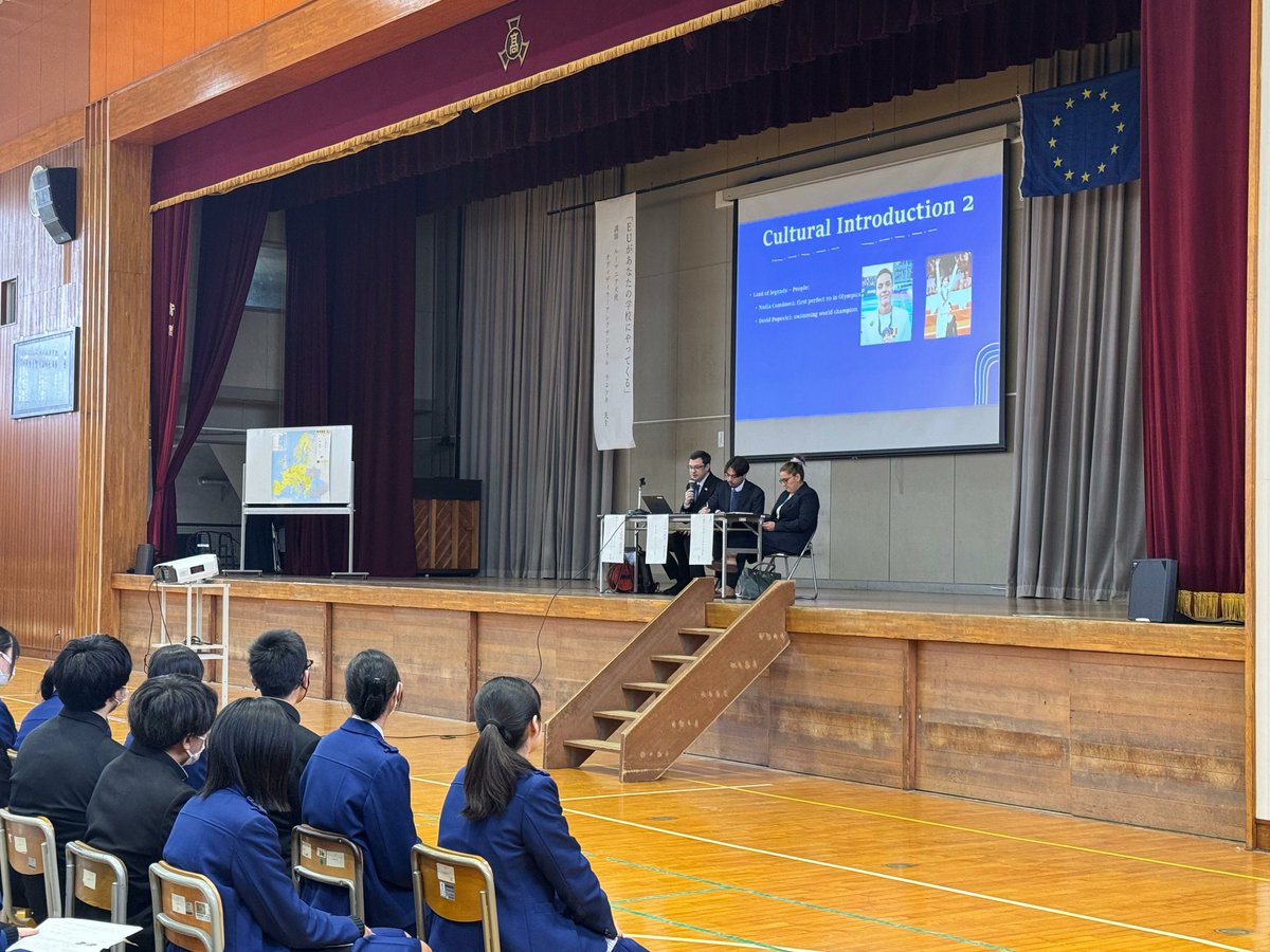 AmbRaetchi's tweet image. 千葉県立磯辺高等学校にて、650名を超える生徒・教員の皆さまが、在日ルーマニア大使館チームによる、EUおよびルーマニアのプレゼンを実施させていただきました。…