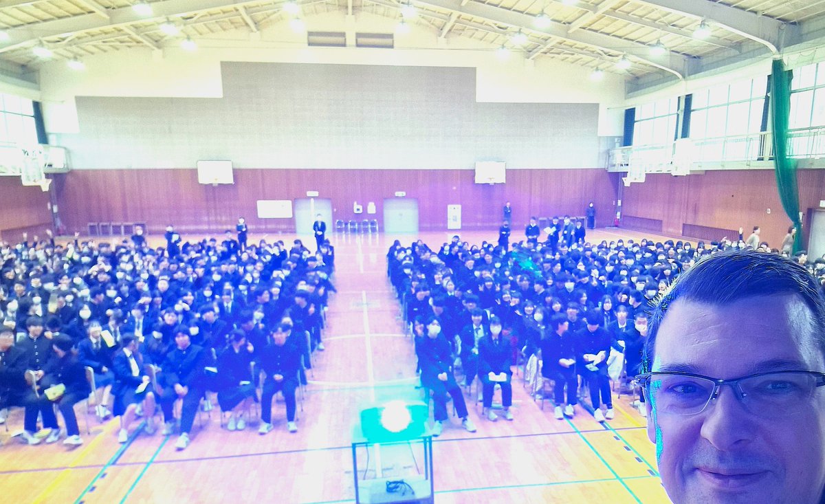 AmbRaetchi's tweet image. 千葉県立磯辺高等学校にて、650名を超える生徒・教員の皆さまが、在日ルーマニア大使館チームによる、EUおよびルーマニアのプレゼンを実施させていただきました。…