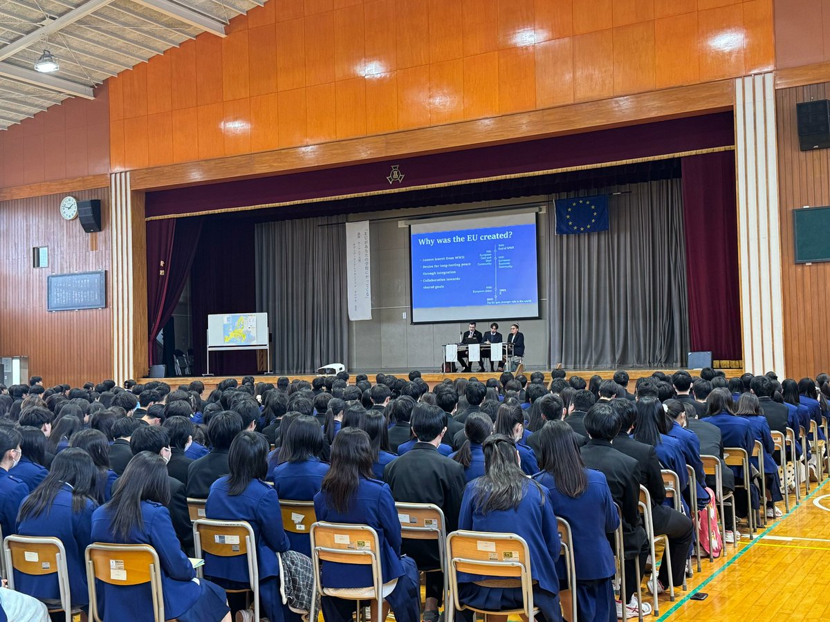 AmbRaetchi's tweet image. 千葉県立磯辺高等学校にて、650名を超える生徒・教員の皆さまが、在日ルーマニア大使館チームによる、EUおよびルーマニアのプレゼンを実施させていただきました。…