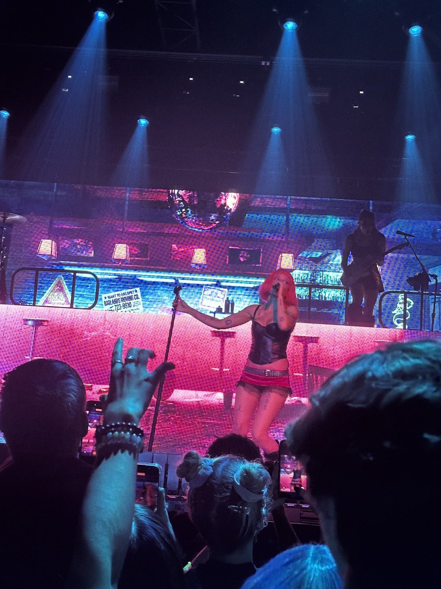 fruitrollups929's tweet photo. a night i will never forget. badlands forever🩷 https://t.co/UBQCPkGqOX