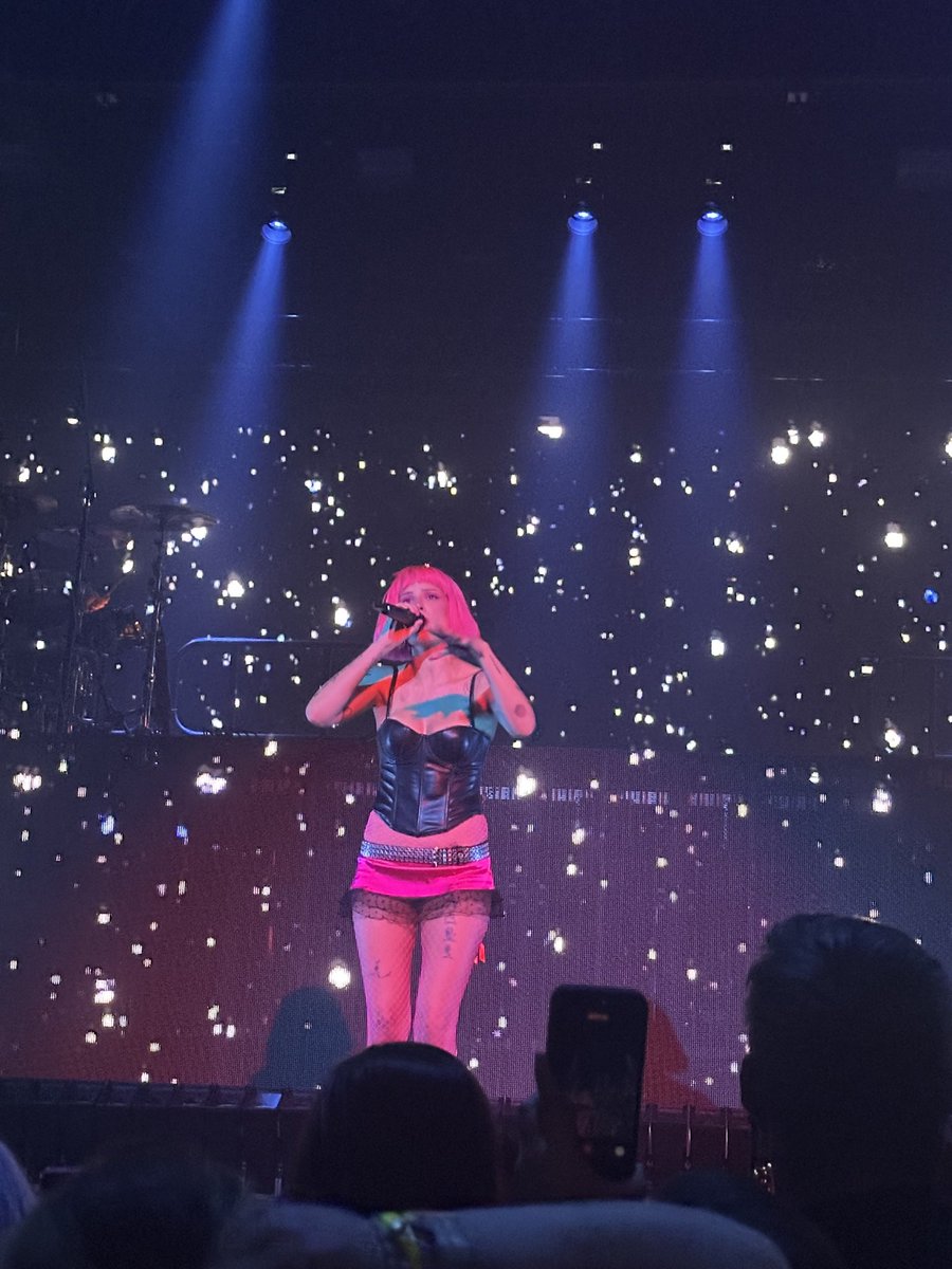 fruitrollups929's tweet photo. a night i will never forget. badlands forever🩷 https://t.co/UBQCPkGqOX