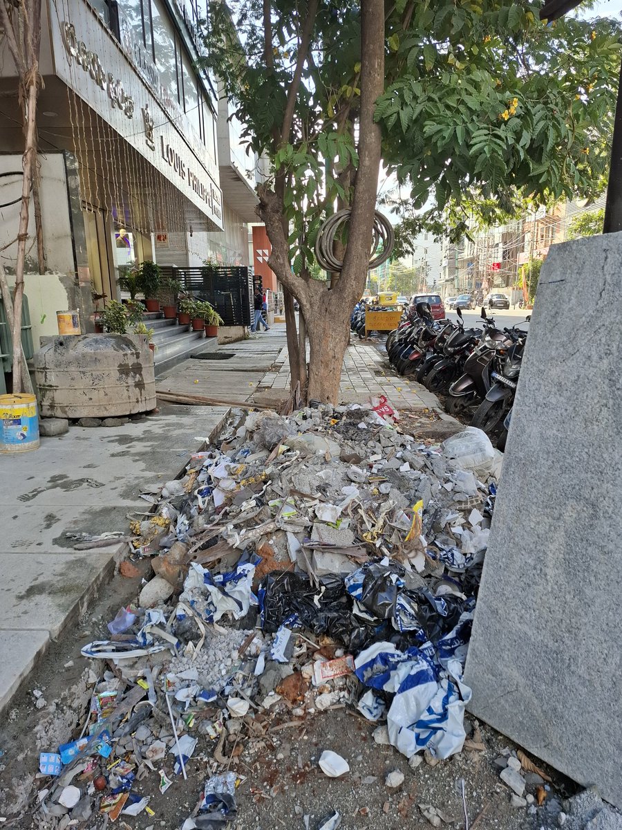 saccidanand's tweet image. Cleaner footpath? This is HSR, the cradle of all startups in the country, not some inside road, but 17th cross where most unicorns boast their presence. One thing i must say, there is some resemblance of footpath i can surely see here which i can&apos;t in most of the city.