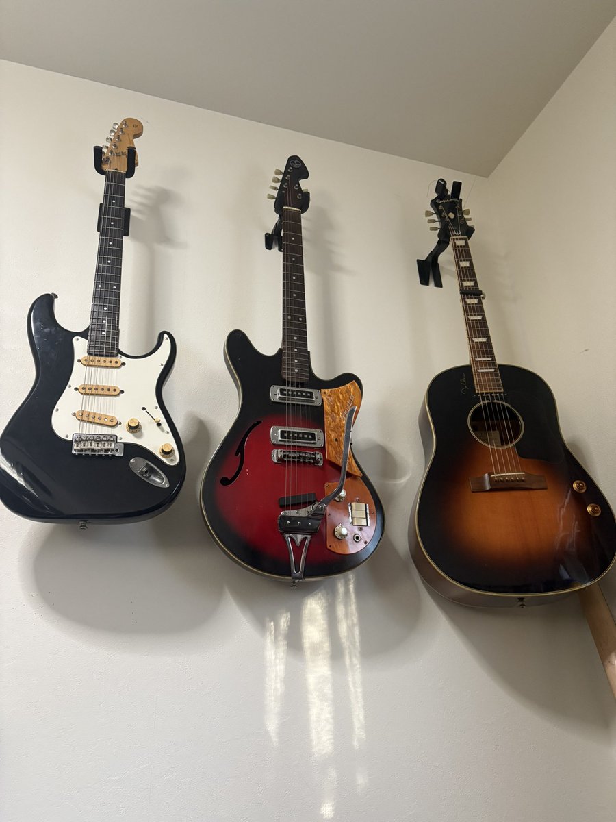 自宅に作曲作業スペース作った。

io AVID HD OMNIとHDとアポロツイン
スピーカー　NS10M
パワーアンプ　YAMAHA XM4080
マイク　何かのコンデンサー。
キーボード　Fantom X6
ギターとベースは色々。

これで十分。
というか十分過ぎるのかもしれません。