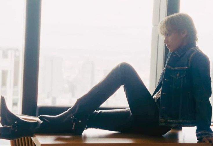 tetetoninz's tweet image. when taehyung hits this pose