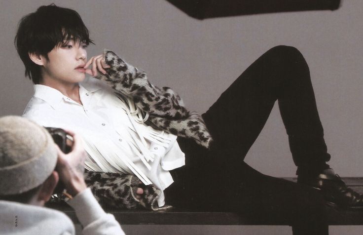 tetetoninz's tweet image. when taehyung hits this pose