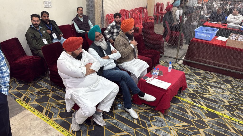 JagbaniOnline's tweet photo. ਤਰਨਤਾਰਨ ਜ਼ਿਮਨੀ ਚੋਣ ਲਈ ਵੋਟਾਂ ਦੀ ਗਿਣਤੀ ਜਾਰੀ, ਲਗਾਤਾਰ ਜਿੱਤ ਵੱਲ ਵੱਧ ਰਹੀ 'ਆਪ'
#Counting #resultlive #Tarntaran #byelection https://t.co/YHwpqq1ekL