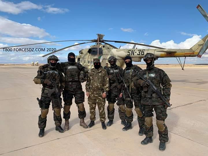 🏅عمل استخباراتي كبير قامت به أشباح المخابرات الجزائريّة على الحدود الجنوبيّة الغربيّة بتعاون مع فرقة المهامّ الخاصّة التّابعة للفوج 104 للمناورات العملياتيّة.
الأشيلح الذين قاموا بالعمليّة تمكّنوا من تفكيك شبكة إ.رها.بيّة دوليّة تنشط عبر الحدود الجزائريّة تحتوي على عناصر أجنبيّة