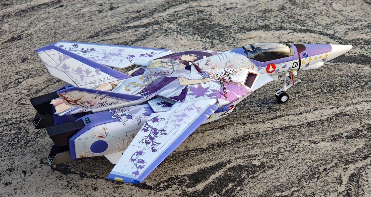 AMATSU1026's tweet photo. 1/48 VF-1S
いよいよ展示前に仕上げました！
赤真珠色をスプレーして光沢をプラス！
私は本当に林明美が好きです😶😶
#Marcoss https://t.co/pdrsRep1YG