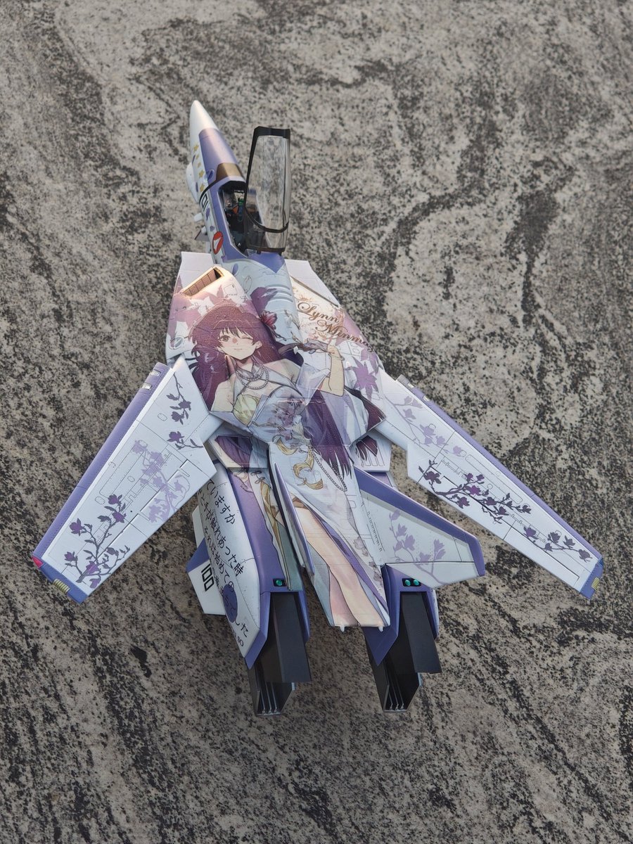 AMATSU1026's tweet photo. 1/48 VF-1S
いよいよ展示前に仕上げました！
赤真珠色をスプレーして光沢をプラス！
私は本当に林明美が好きです😶😶
#Marcoss https://t.co/pdrsRep1YG