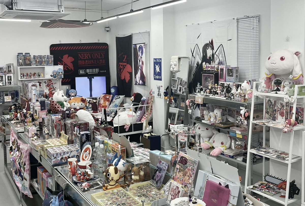 ❕Thanku for 1st ANNIVERSARY

언제나 관심을 가져주시는 여러분 덕에 처음에는 이랬던 매장이 이제는 조금 굿즈샵 다워진 것 같습니다… 오픈 1주년을 기념하여 전품목 대폭 가격을 인하했으니 앞으로도 잘 부탁드리겠습니다 🙇💙