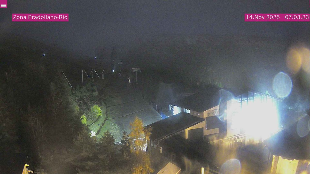 Buenos días, primer vistazo para <a href="/websierranevada/">Sierra Nevada</a>, la temperatura ha bajado durante la noche y la estación de <a href="/NevadaNieve/">NieveSierraNevada</a> en Hoya de Pedraza ya acumula 23mm. Según la imagen, la nieve casi llega a todas las cotas de la estación, quedando a las puertas de Pradollano