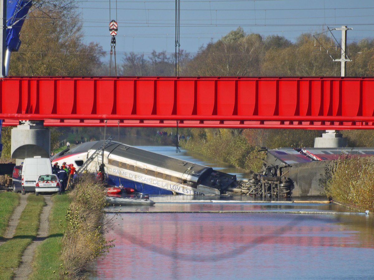 F_Bierry's tweet photo. ⚫️[HOMMAGE] Il y a 10 ans jour pour jour, une rame d’essai du #TGV déraillait en #Alsace, à #Eckwersheim : 11 morts et 42 blessés.

Mes pensées vont aux victimes et à leurs familles, ainsi qu’aux habitants touchés par ce drame.

#14novembre2015
📸Pieye Trains/Creative Commons https://t.co/BKB7gjKe2i