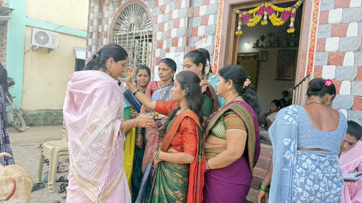MonikaPanve's tweet photo. आज जिजाऊ संघटना महाराष्ट्र व शिवसेना यांच्या सयुंक्त विद्यामाने #चाने व #गोंद्रवलीपाडा येथे हळदी कुंकू कार्यक्रम मोठ्या उत्साहात पार पड़ला.
.
.
.
.
#jijauforall #jijau #haldikunku #chane #gondrvali #ambadi #politic #political #instagram #vairalpost https://t.co/8OmZGE5HKZ