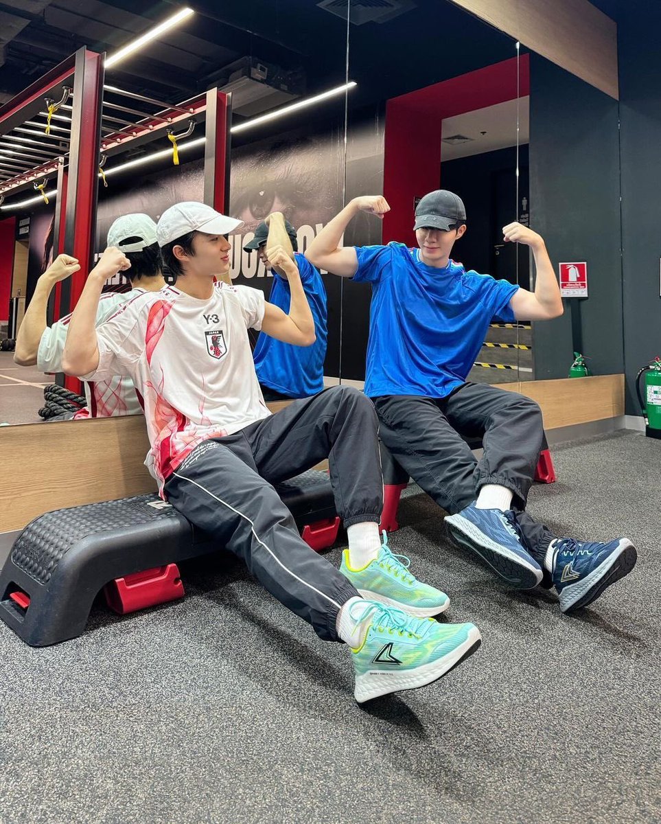 Mis brazotes y los bracitos de mi prometido todo tierno que se ve lo amo mucho.